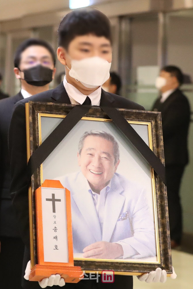 组图：韩国演员宋在浩出殡仪式举行 亲友们送别