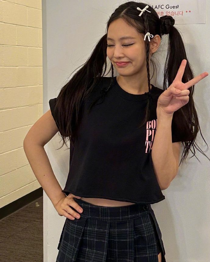 組圖：Jennie分享美國演唱會花絮照 雙馬尾造型活力俏皮