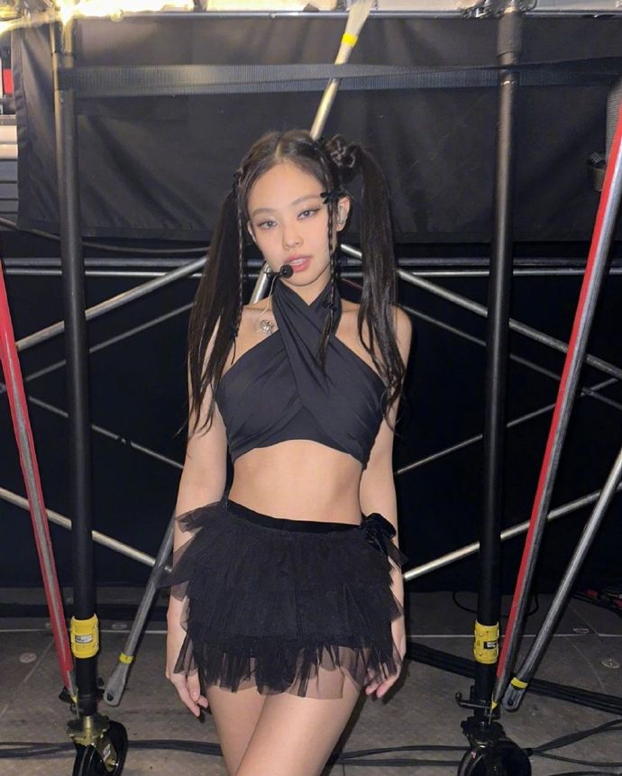 組圖：Jennie分享美國演唱會花絮照 雙馬尾造型活力俏皮