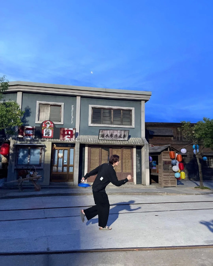組圖：李棟旭曬《九尾狐傳2》拍攝照 穿拖鞋在片場散步