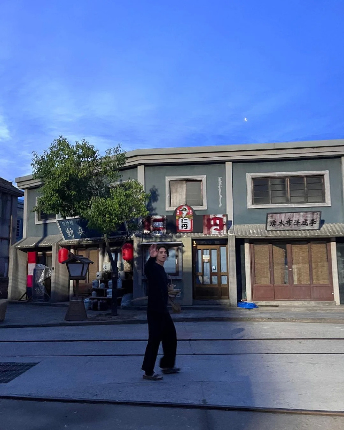 組圖：李棟旭曬《九尾狐傳2》拍攝照 穿拖鞋在片場散步