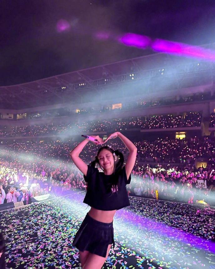 組圖：Jennie分享美國演唱會花絮照 雙馬尾造型活力俏皮