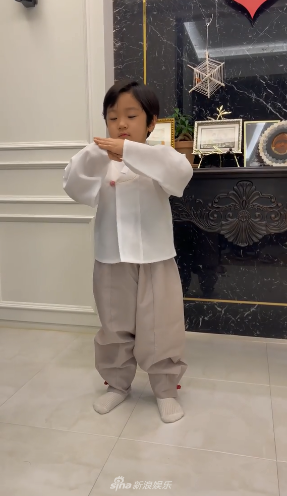 組圖：蔡琳高梓淇兒子穿韓服過中秋 對鏡頭跪拜行大禮