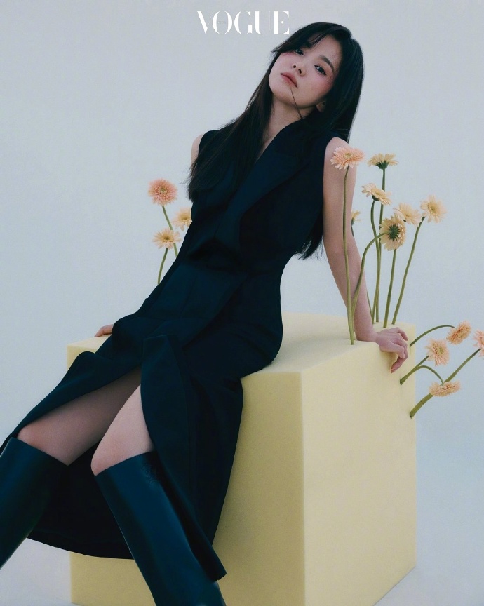组图：宋慧乔《VOGUE》金九刊封面大片 气质优雅知性大方