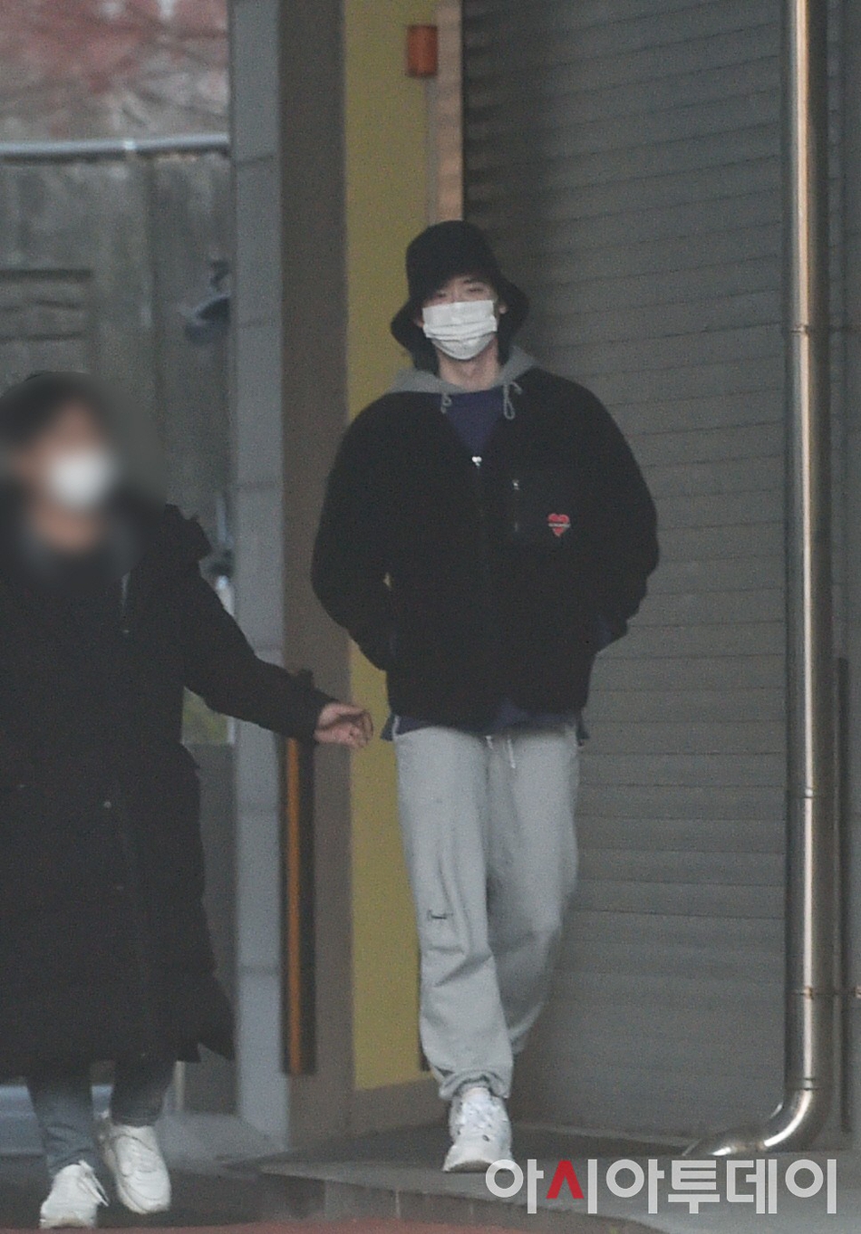 組圖：李鍾碩入伍後近照公開 戴帽子口罩低調外出