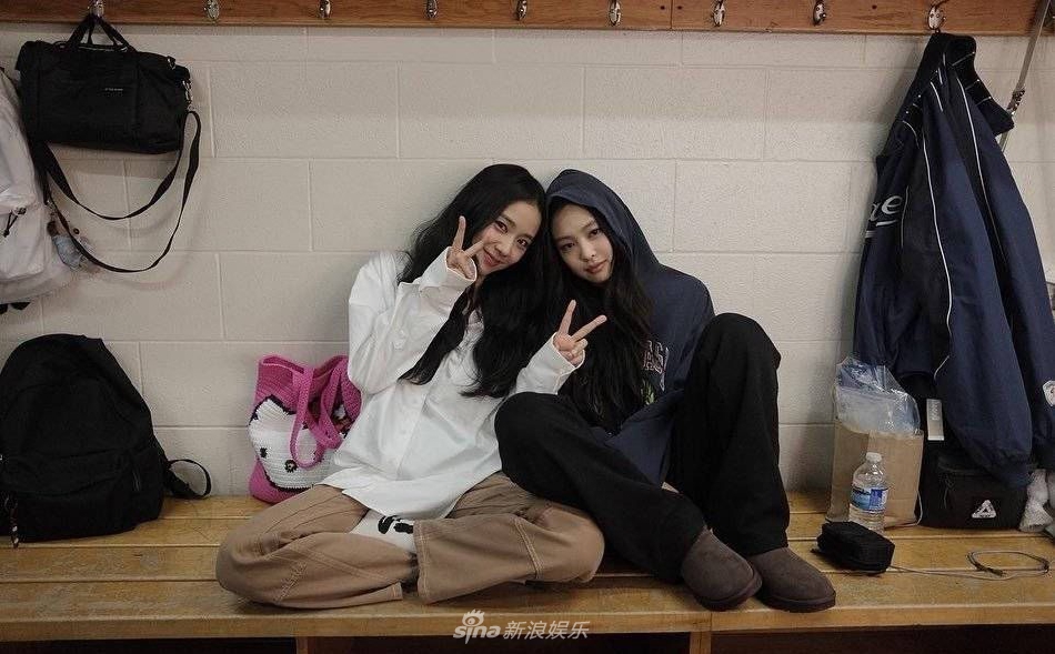 組圖：BLACKPINK金智秀晒照 捏Jennie臉蛋感情好