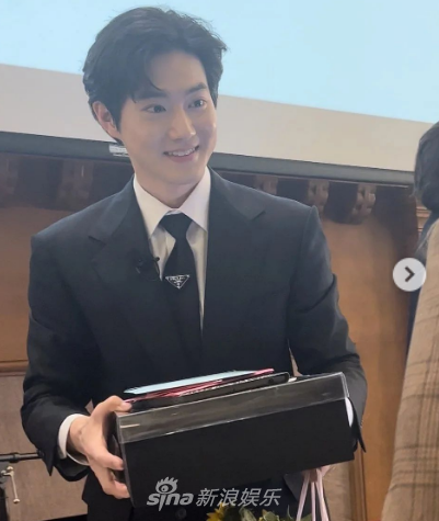 組圖：EXO金俊勉現身斯坦福大學 登臺演講精英感十足