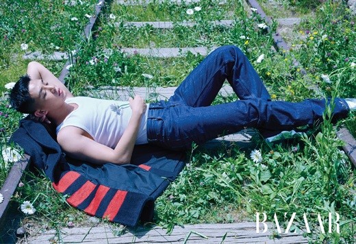 组图:刘亚仁在韩国铁原拍写真 卧躺非军事区铁轨