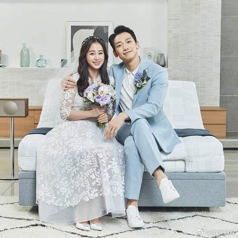组图：Rain金泰希牵手散步画面甜 结婚近5年感情浓