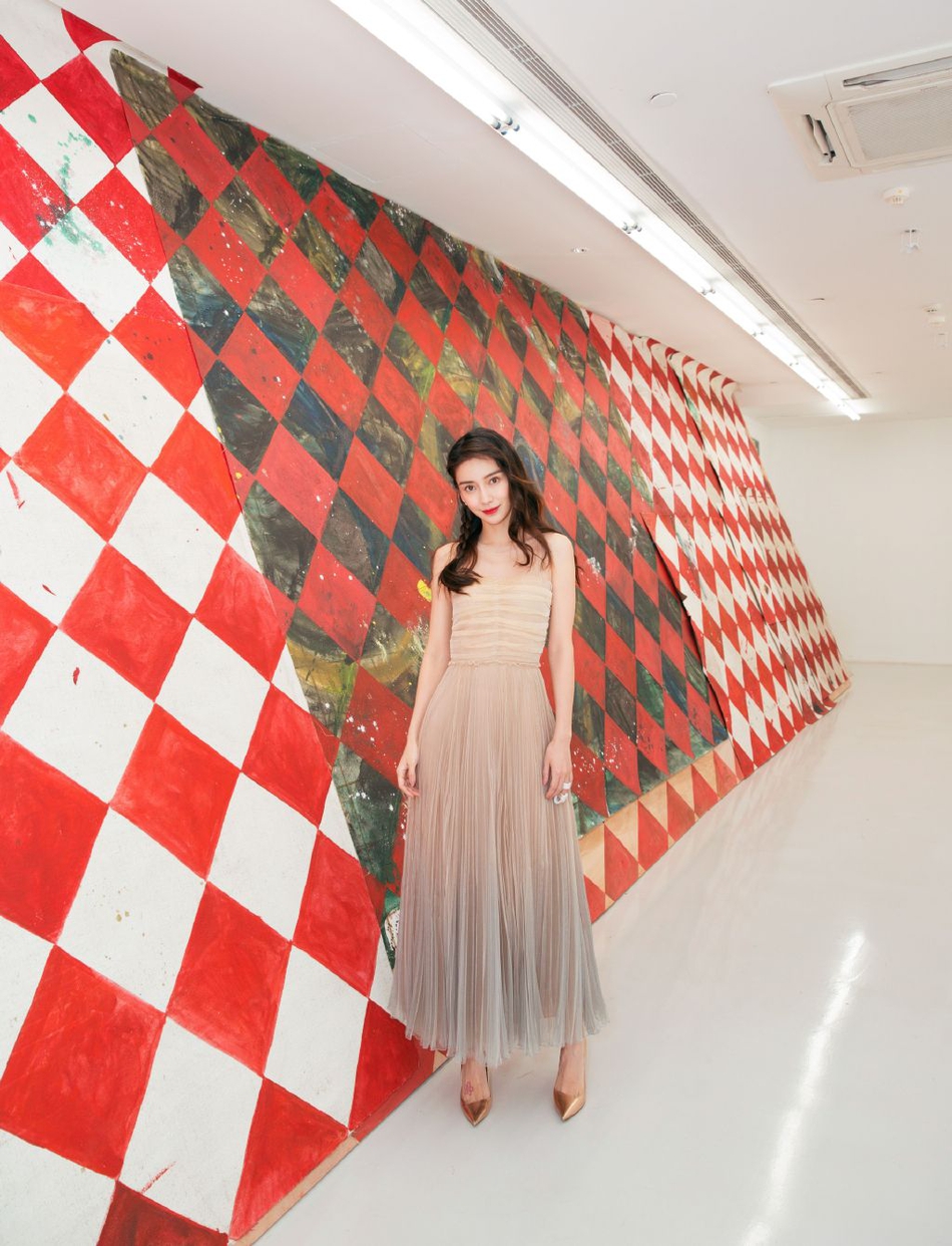 组图:angelababy穿仙裙编麻花辫 看艺术展美如画
