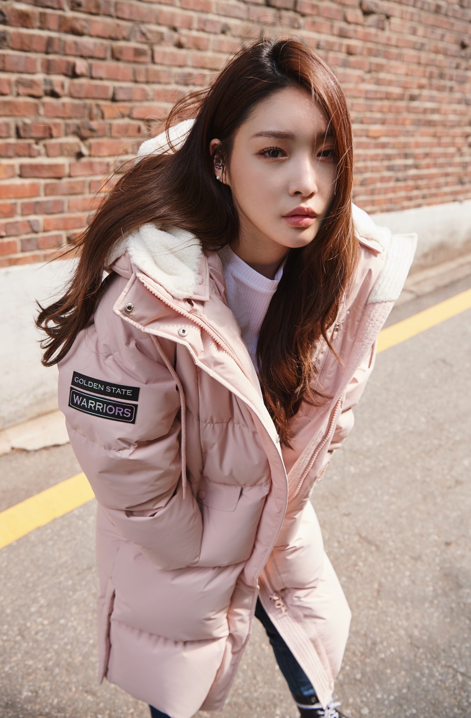 组图:韩星金请夏裹羽绒服拍冬季写真 色调粉嫩甜美