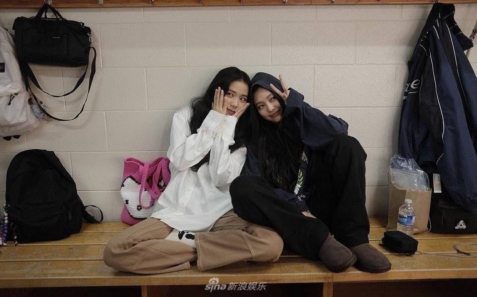 組圖：BLACKPINK金智秀晒照 捏Jennie臉蛋感情好