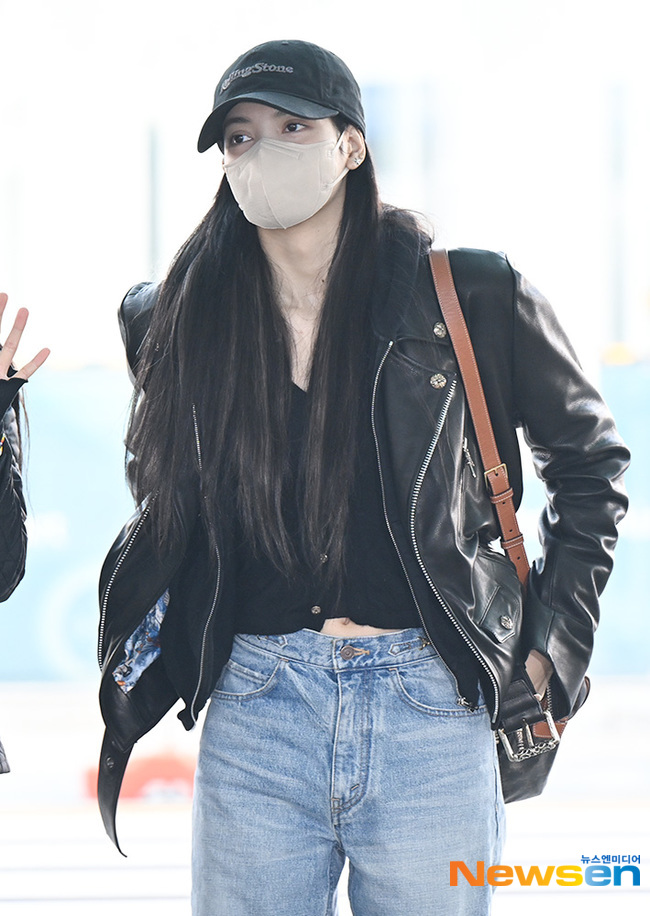 组图：BLACKPINK出发飞往美国巡演 成员黑白造型穿很暖