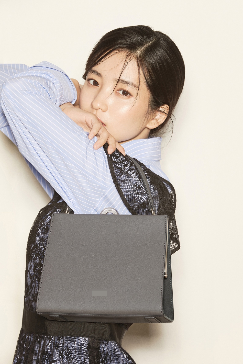 组图:《阳光先生》金泰梨拍写真 现代装气质干练