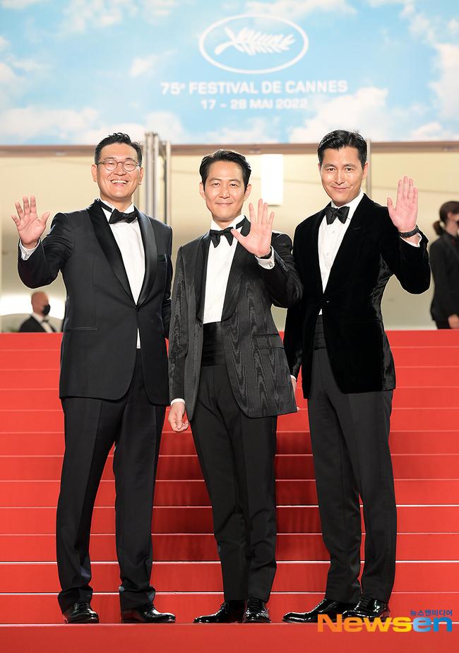 組圖：李政宰導演處女作入圍戛納 攜鄭雨盛等亮相紅毯
