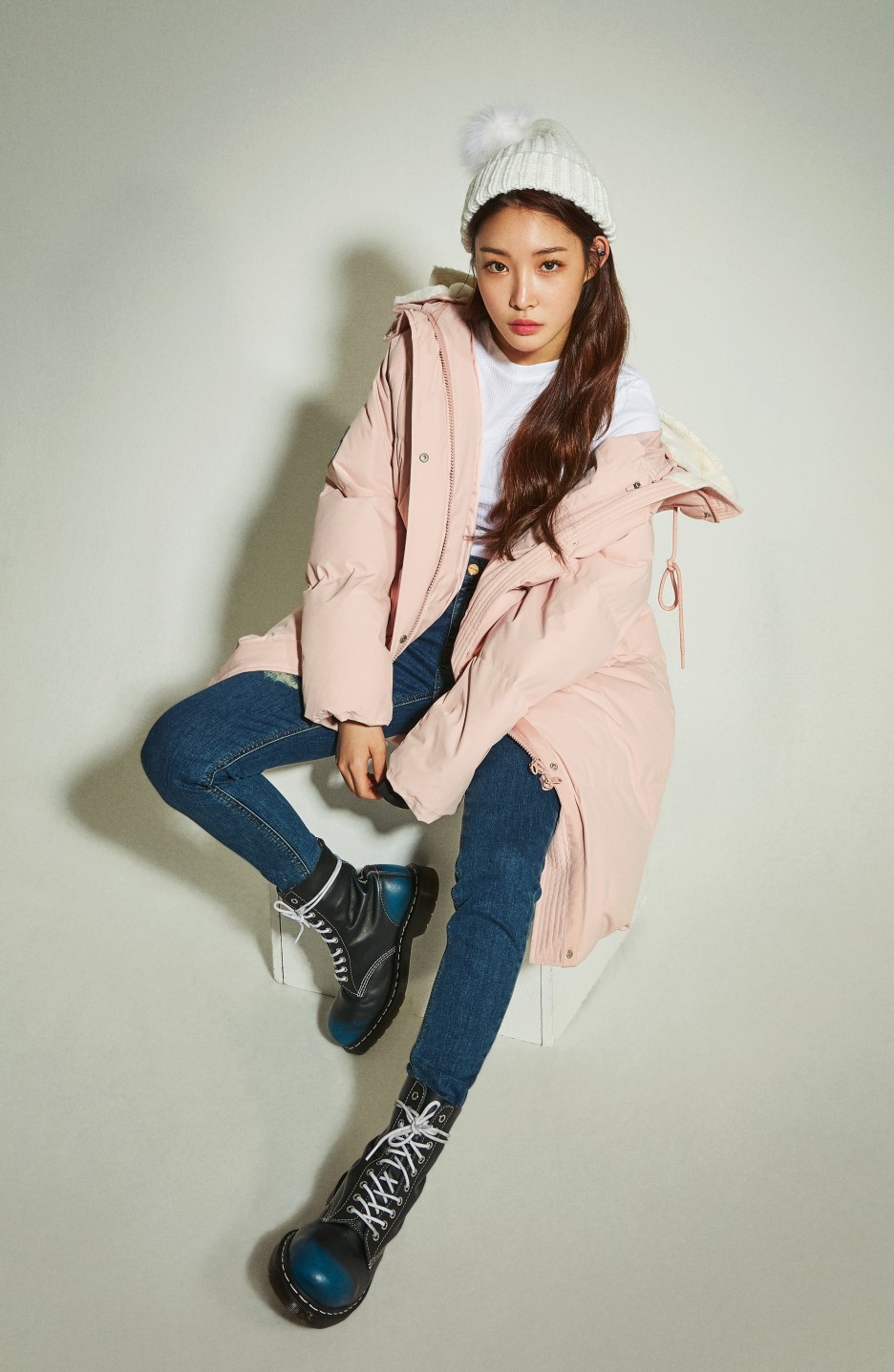 组图:韩星金请夏裹羽绒服拍冬季写真 色调粉嫩甜美