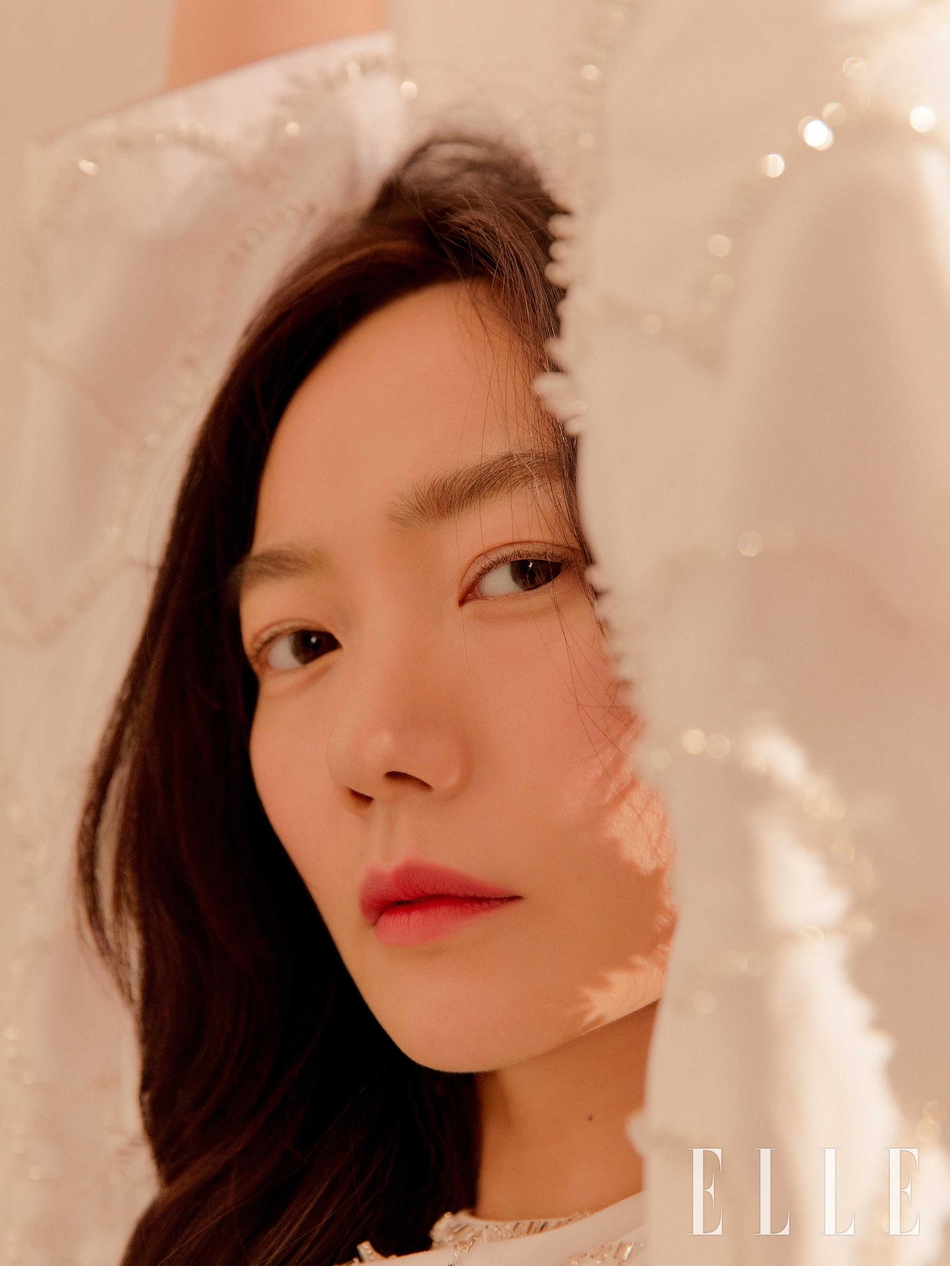 在写真中,裴斗娜身穿黑色皮夹克,自信满满的姿势和眼神吸引了人们的