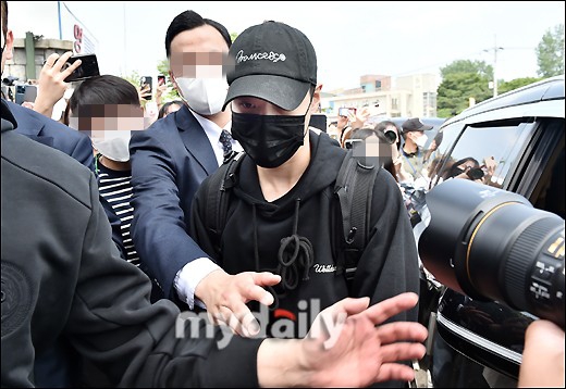 組圖：SHINee李泰民入伍現場照公開 剃短髮戴帽子遮蓋