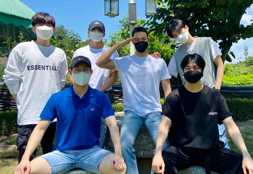 組圖：MONSTA X成員Shownu參軍 組合全員送行