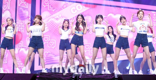 組圖：韓女團IZONE登打歌舞臺奪冠 穿白T恤短褲活力四射