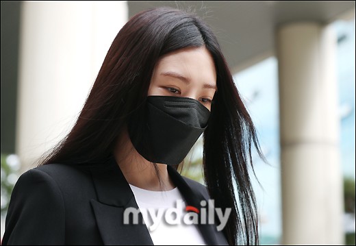 組圖：韓女星Lizzy酒駕傷人案出庭 穿黑衣鞠躬道歉