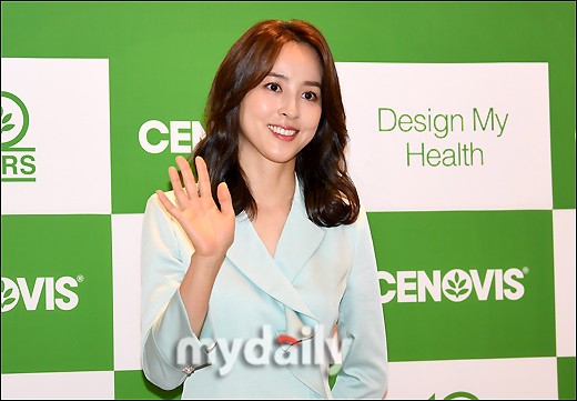 组图：韩国女演员韩惠珍出席活动 穿西装裙干练清丽