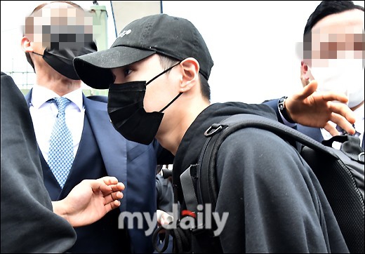 組圖：SHINee李泰民入伍現場照公開 剃短髮戴帽子遮蓋