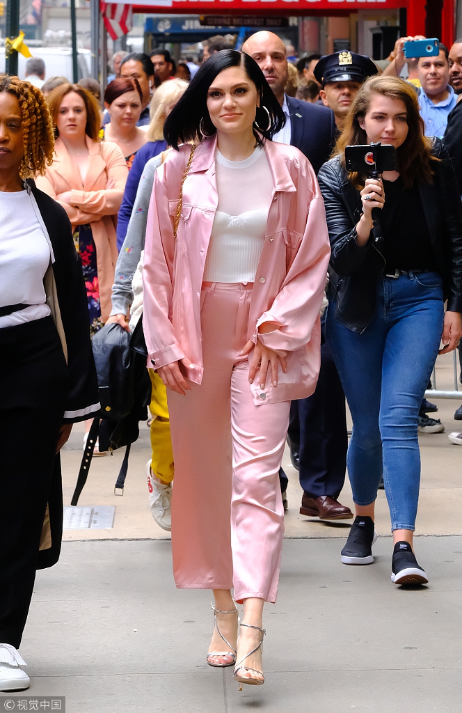 组图结石姐jessiej走路生风穿粉衣比剪刀手卖萌