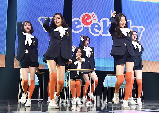 组图：韩女团Weeekly正式出道 穿校服裙青春洋溢