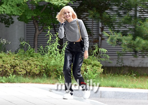 組圖：Lisa飛赴法國巴黎時裝週 穿灰色帽衫小露纖腰