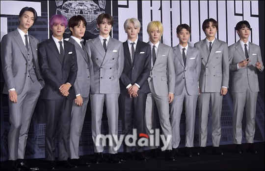 組圖：NCT127出席新專輯釋出會 全員穿西裝亮相變成熟