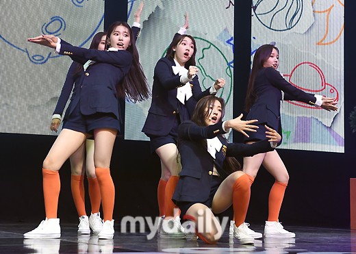 组图：韩女团Weeekly正式出道 穿校服裙青春洋溢