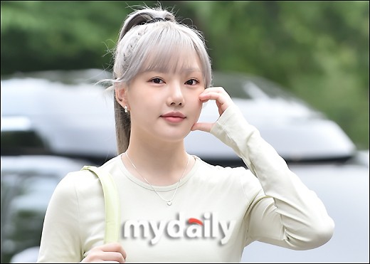 組圖：前Girlfriend鄭藝琳上班路 染奶奶灰髮色亮相