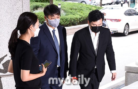 組圖：YG樑鉉錫賭博案開庭 穿西裝戴口罩現身法院