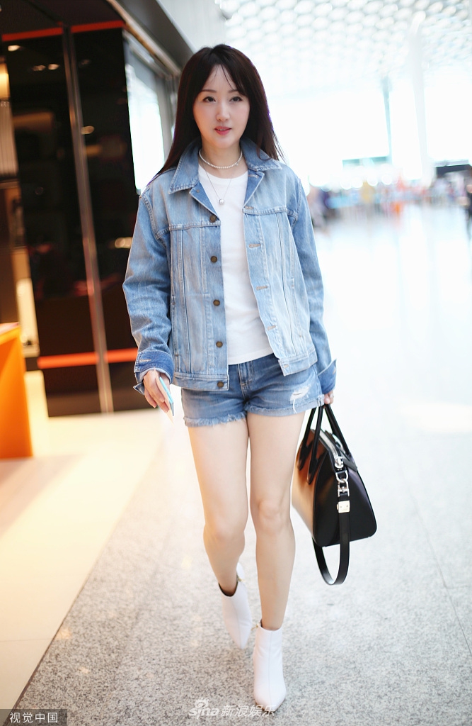 组图48岁杨钰莹穿牛仔短裤露美腿皮肤细嫩冻龄不变