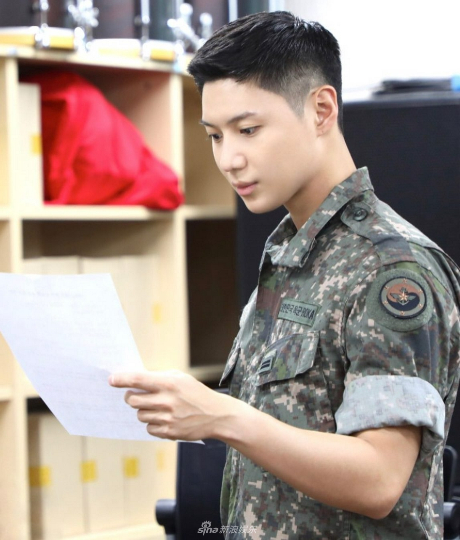 組圖：SHINee李泰民服兵役近況公開 穿制服彈鋼琴畫面帥氣