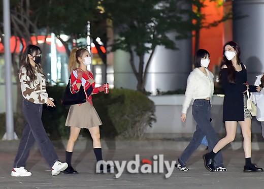 组图：韩女团aespa录制电台节目 夜色中赴SBS大楼