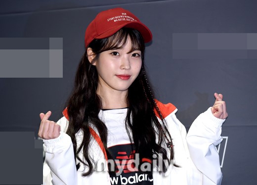 组图:iu一身运动装亮相显少女活力 戴棒球帽可爱清纯