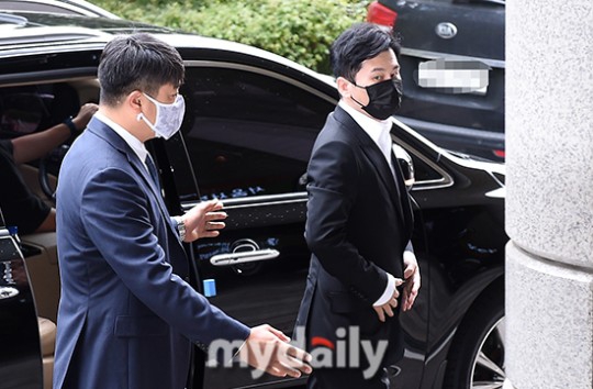 組圖：YG樑鉉錫賭博案開庭 穿西裝戴口罩現身法院