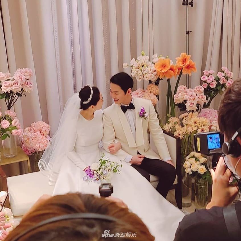 組圖：神話成員出席JUNJIN婚禮 新郎新娘挽手對視超幸福