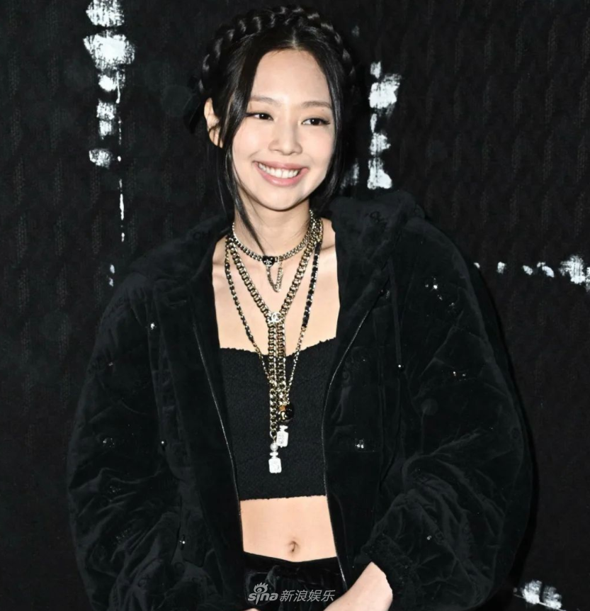 組圖：JENNIE巴黎時裝週頭排看秀 編髮造型場外送飛吻