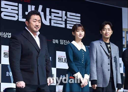 组图:金赛纶马东锡宣传新片 《邻里的人们》11月上映_高清图集_新浪网