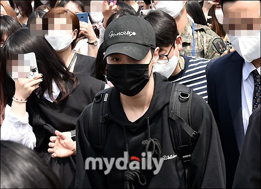 組圖：SHINee李泰民入伍現場照公開 剃短髮戴帽子遮蓋