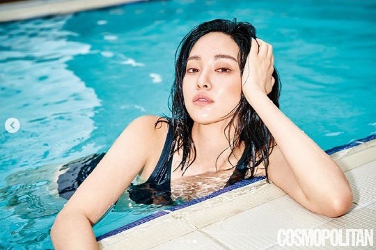 新浪娱乐讯 韩国女艺人李珠妍近日为某时装杂志拍摄了一组泳装主题的