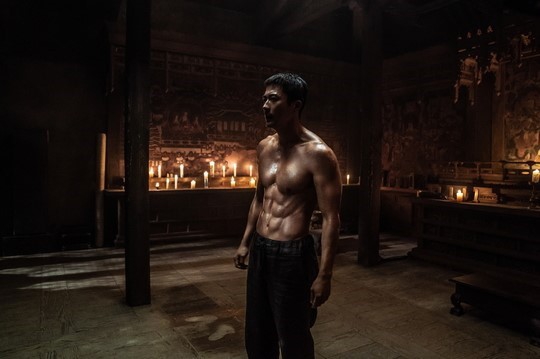 组图:43岁权相佑身材惊人腹肌超厉害 新片剧照公开