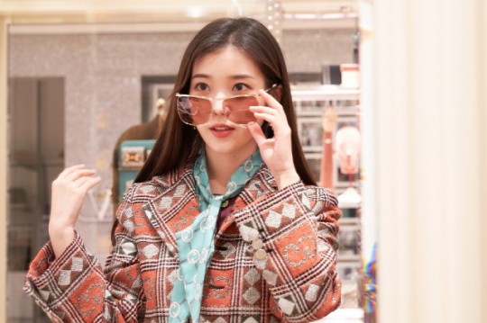 组图：韩女星IU出席宣传活动 穿格纹套装优雅轻熟女