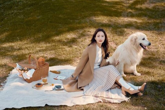组图：41岁金泰希拍写真美如少女时 手牵大狗气质温柔