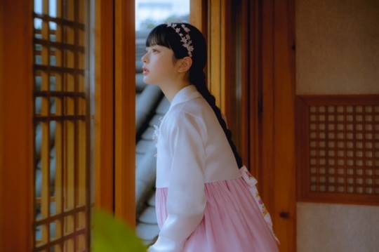 組圖：韓女團NewJeans迎中秋拍寫真 穿韓服造型古典