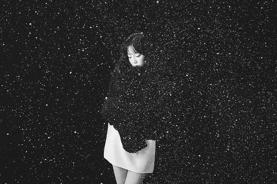 组图:少女时代泰妍发冬日专辑 黑白风飘雪唯美