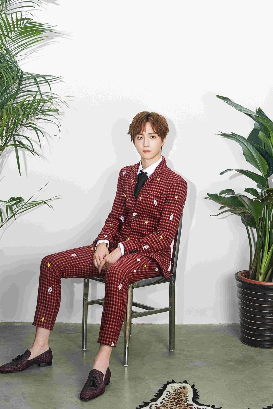 组图:于斌红色格纹西服出镜 释放帅气时尚魅力